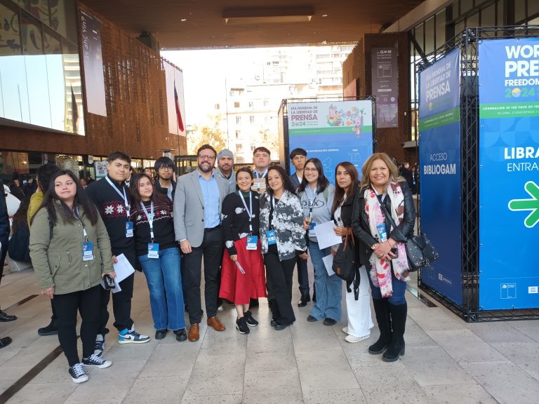 Estudiantes Administración Pública de UDLA participan en Conferencia del Día Mundial de Prensa encabezada por el Presidente Gabriel Boric