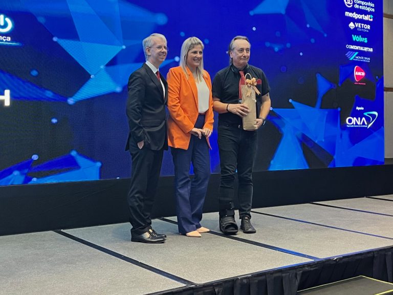 Decano de la Facultad de Salud y Ciencias Sociales presenta ponencia en Foro Internacional de Recursos Humanos y Liderazgo en Brasil