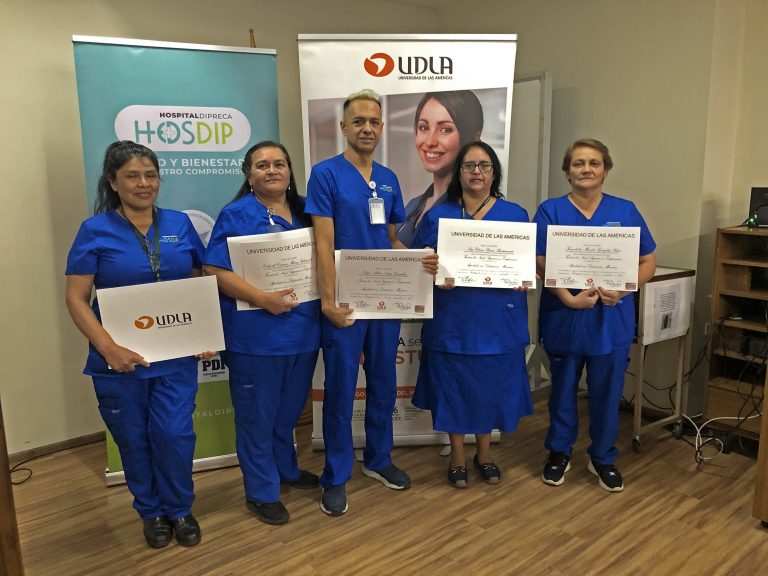 Funcionarios del Hospital Dipreca se titulan de la carrera de Técnico de Nivel Superior en Enfermería gracias a convenio con UDLA