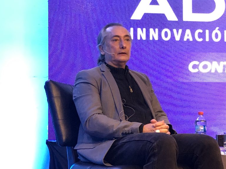 Decano de la Facultad de Salud y Ciencias Sociales, Osvaldo Artaza, expone en panel sobre Sistemas de Salud más eficientes Adimech