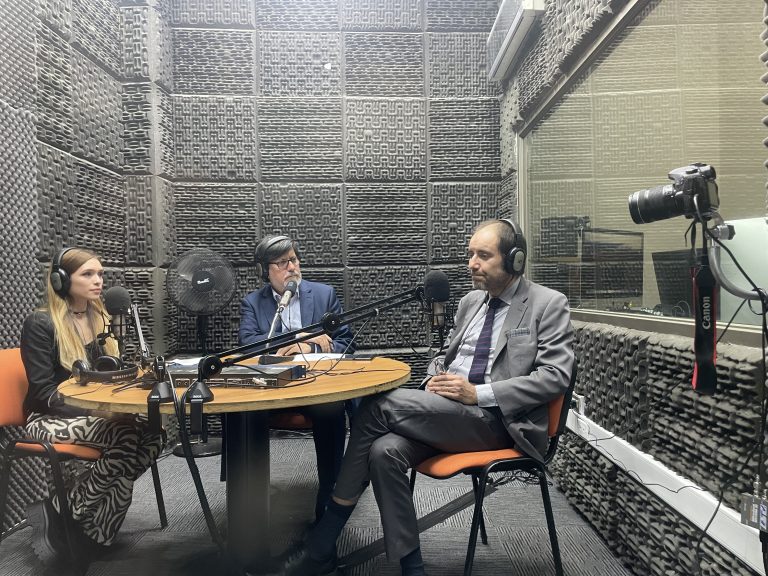 Programa radial “Derecho y Revés” es impulsado por estudiantes y el área de Vinculación con el Medio de la Facultad de Derecho UDLA
