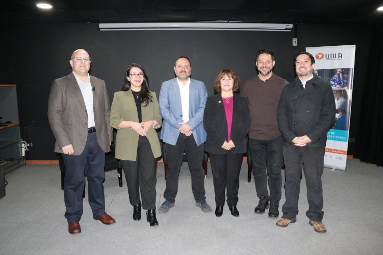 Periodistas Andrea Aguilar y Rafael Cavada, analizan los conflictos internacionales actuales en el ciclo “Mundo en Crisis” UDLA