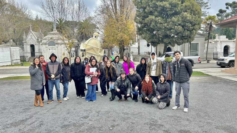 Estudiantes de campus Chacabuco y El Boldal UDLA exploran el arte, la arquitectura y el patrimonio a través de visita guiada al Cementerio General de Concepción