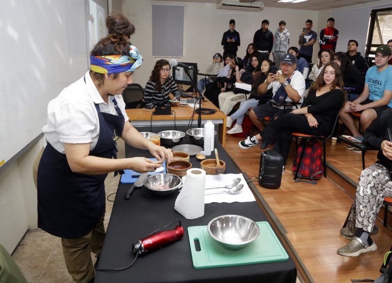 Chef internacional, Valentina Álvarez, imparte clase sobre cocina manabita ecuatoriana en actividad de la Escuela de Gastronomía de UDLA
