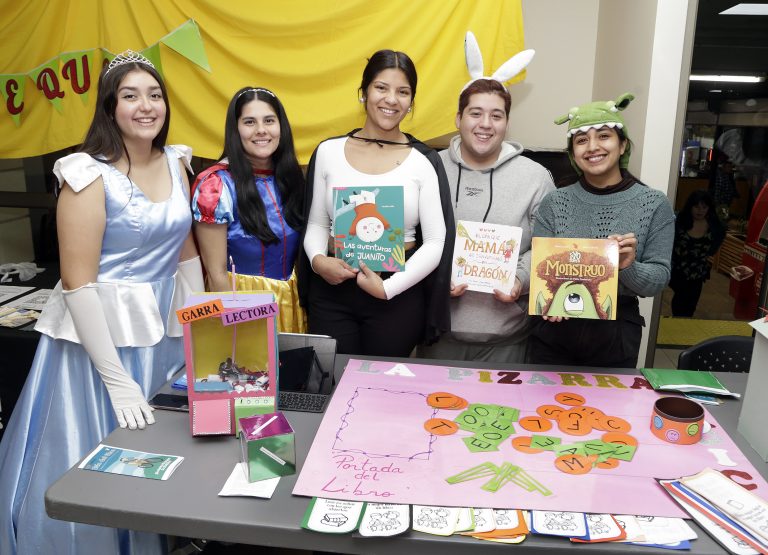 Estudiantes de la Facultad de Educación participan en la III Feria Literaria UDLA con memorables propuestas didácticas
