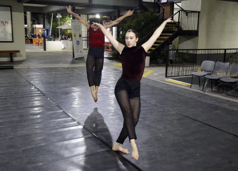 Con muestra de danza en vivo, exposición «Ingrávidos: capturar el cuerpo en movimiento» es inaugurada en Campus Providencia de UDLA