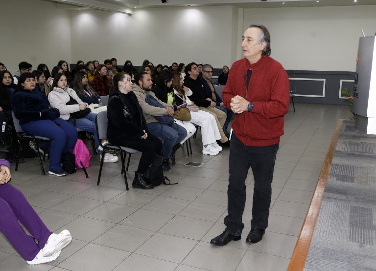Departamento de Salud y Desarrollo Comunitario de UDLA realiza clase magistral sobre salud pública impartida por el Decano Osvaldo Artaza