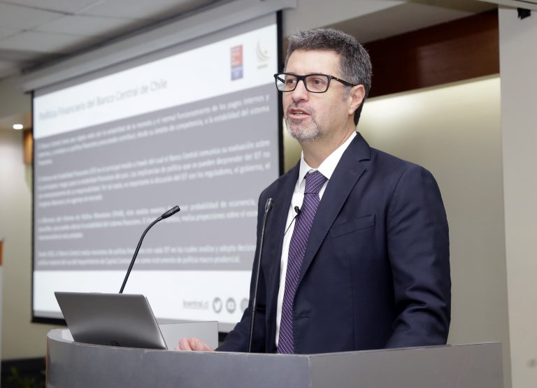 Consejero del Banco Central comparte claves del Informe de Estabilidad Financiera 2024 en presencia de estudiantes de Ingeniería Comercial UDLA