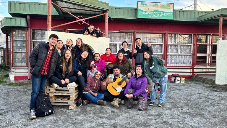 Voluntarios de UDLA restauran sede vecinal en San Pedro de la Paz