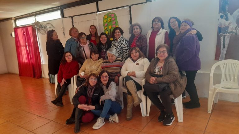 Estudiantes de Trabajo Social se vinculan con organización que reúne a mujeres con fibromialgia para liderar talleres socioeducativos