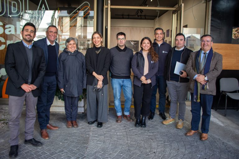 Campus Providencia de UDLA recibe visita de autoridades comunales para evaluar proyectos conjuntos en beneficio de la comunidad