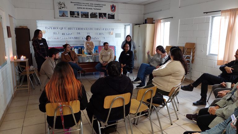 Estudiantes de Psicología realizan taller de autocuidado para vecinos cuidadores de jóvenes y niños TEA  del Barrio Templo Votivo de Maipú