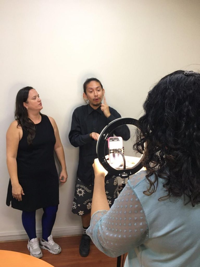 Grupo ILENDI de UDLA está trabajando en un proyecto único en Chile que involucra a la comunidad y la literatura sorda