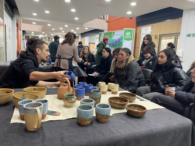 UDLA Sede Concepción cierra el Mes del Patrimonio con taller de alfarería abierto a la comunidad