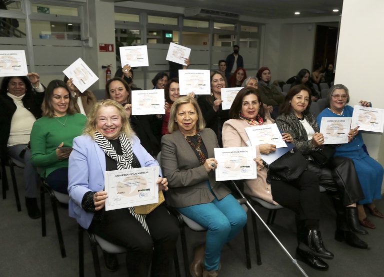 UDLA certifica a mujeres que participaron de la primera edición de la escuela de la mujer en Campus La Florida