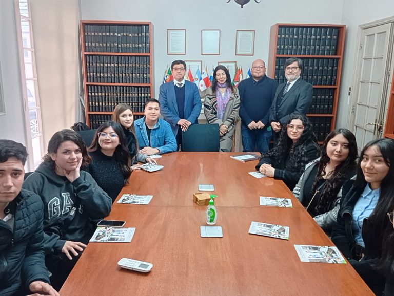 Estudiantes de Derecho visitan el Diario Oficial y conocen a su director, Felipe Perioti, y a Giovanna Aguilera, abogada del medio legislativo y egresada de Derecho UDLA
