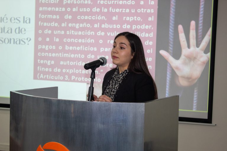 UDLA desarrolla conversatorio sobre migración y trata de personas en Campus La Florida
