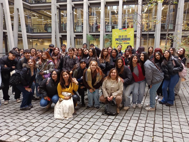 Estudiantes de Trabajo Social UDLA asisten a la exposición “La Visita: 100 Años de Trabajo Social en Chile”