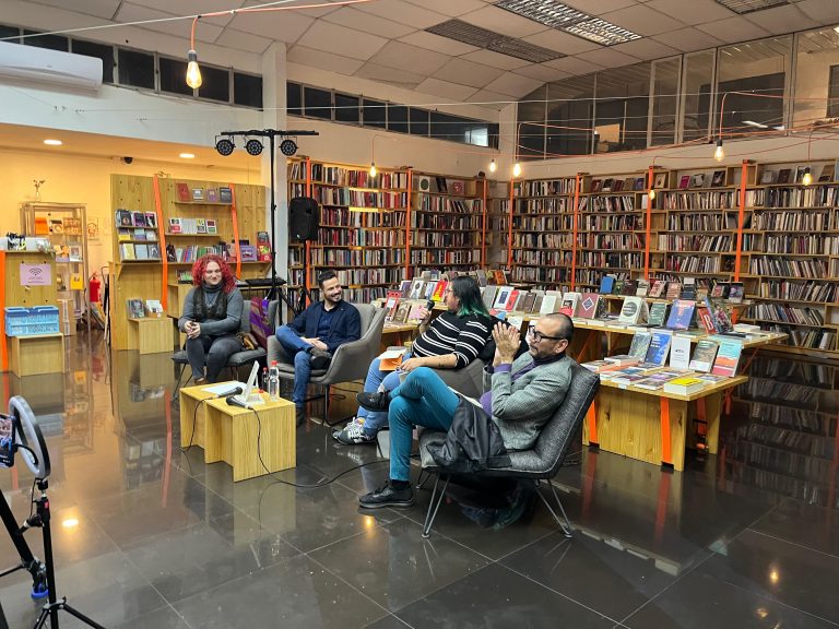 Académico de la Escuela de Terapia Ocupacional lanza libro que desafía la violencia de las prácticas clínicas que patologizan la transexualidad