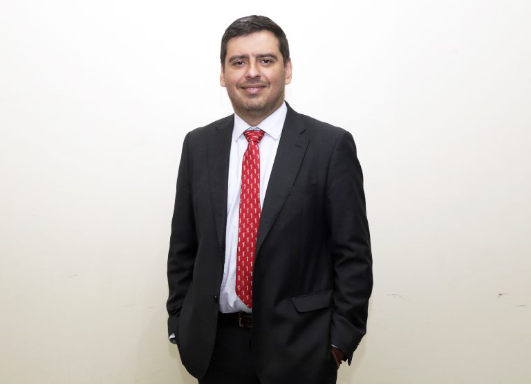 En congreso realizado en México, secretario académico de la Facultad de Derecho presenta trabajo del Observatorio de Políticas Públicas de UDLA