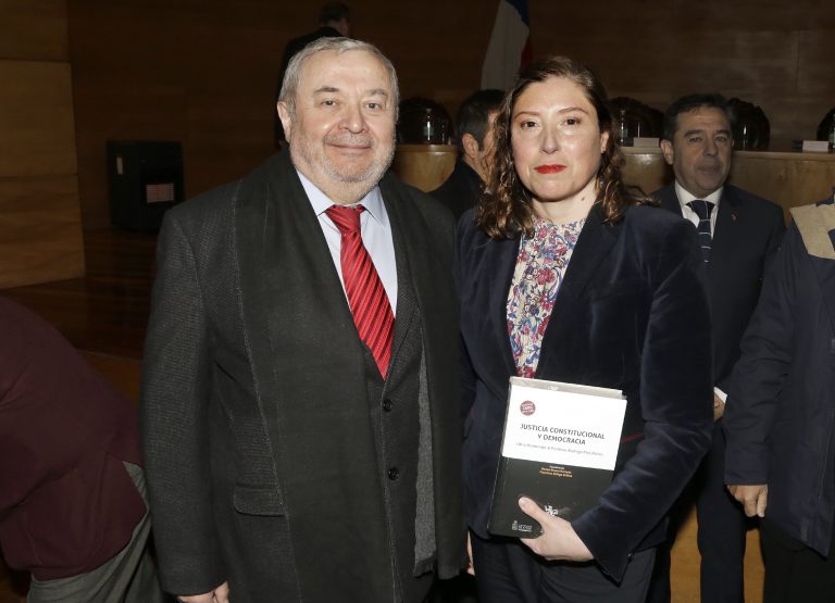 Académica Investigadora de la Facultad de Derecho asiste a lanzamiento de libro “Justicia Constitucional y Democracia” que contiene artículo de su autoría