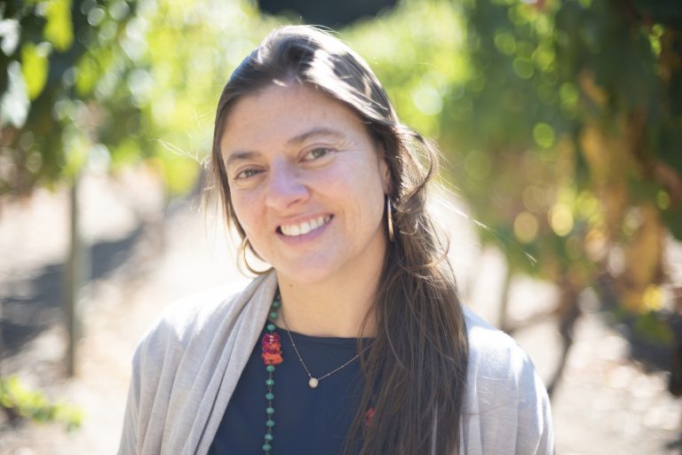 Vino de ingeniera agrónoma de UDLA obtiene Medalla de Oro en concurso enológico internacional: «Se siente una tremenda alegría»