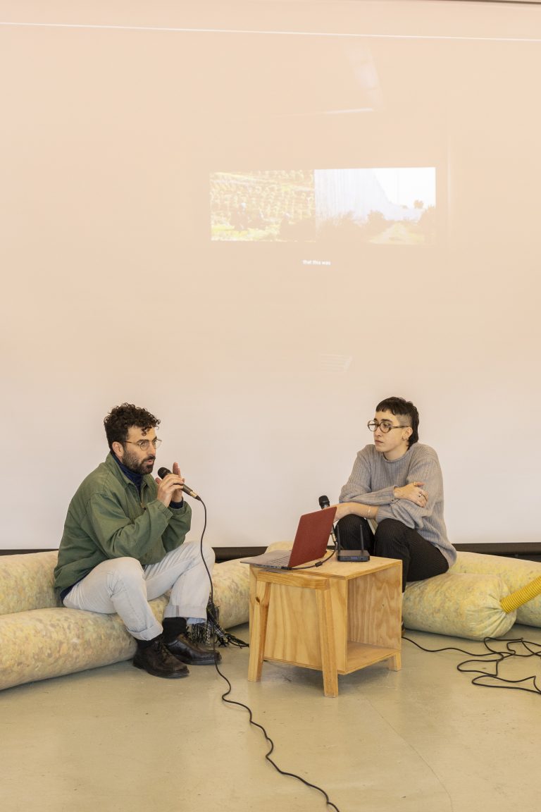 Artista nacional reflexiona sobre la memoria, la política y la migración en un nuevo capítulo del Ciclo de Conversaciones MOMENTO