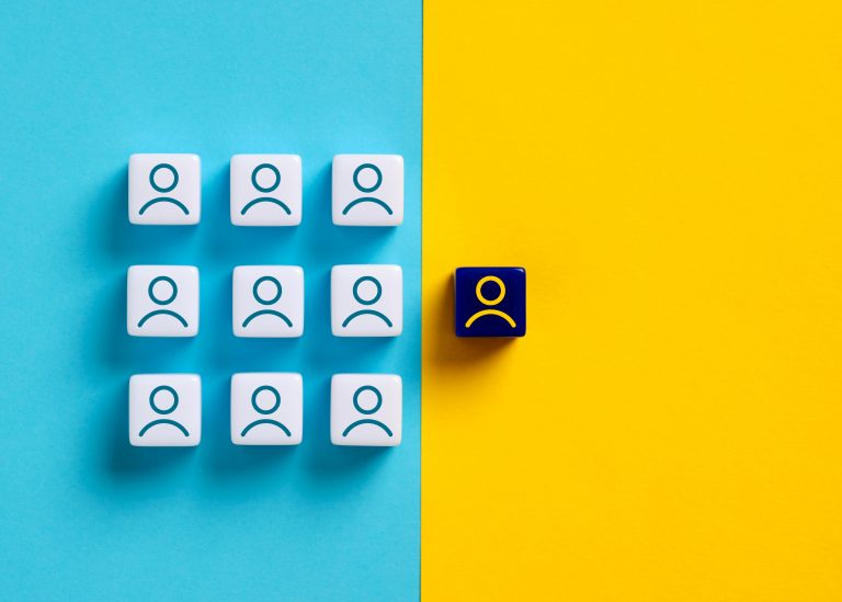 Egresados de UDLA potencian su perfil profesional con taller de autoconocimiento liderado por psicóloga experta en desarrollo de carrera