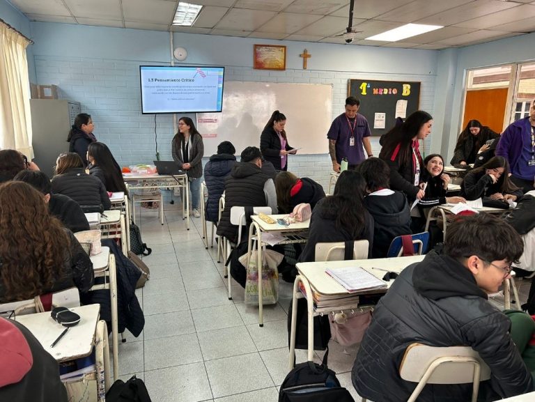 Estudiantes del Centro de Atención Nutricional realizan charla de alimentación saludable en colegio de la comuna de La Florida