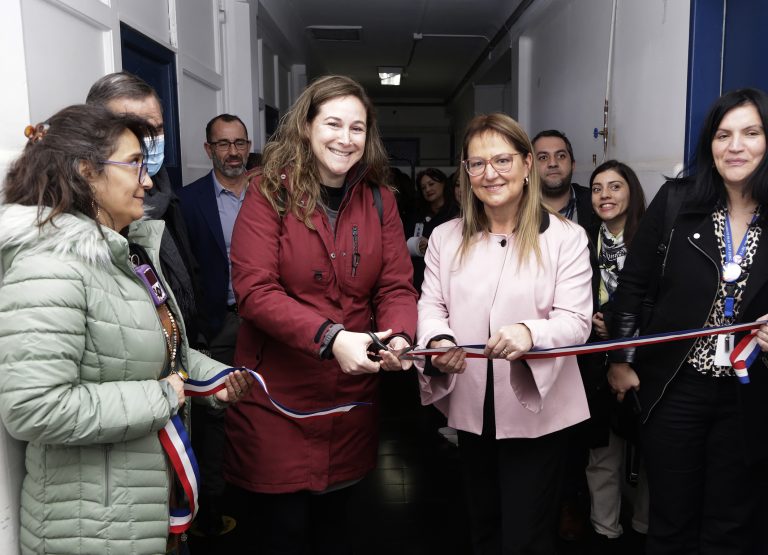 Servicio de Salud Metropolitano Central y UDLA refuerzan lazos de colaboración con la inauguración de una cámara retinal en Cesfam N°1