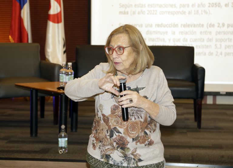 UDLA desarrolla conversatorio sobre el adulto mayor con participación de la diputada por el Distrito 10, Helia Molina