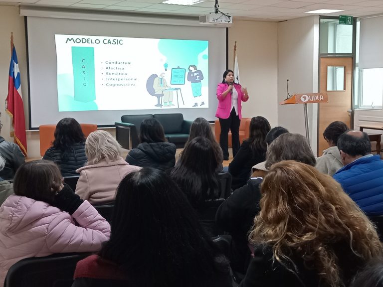 Directivos, académicos y colaboradores de Campus Los Castaños son parte de taller de primeros auxilios psicológicos impartido por la carrera de Psicología