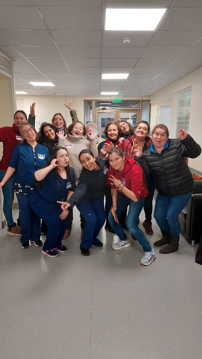 Vecinas de Providencia asisten a taller de Reanimación Cardio Pulmonar en Centro de Entrenamiento en Simulación UDLA  