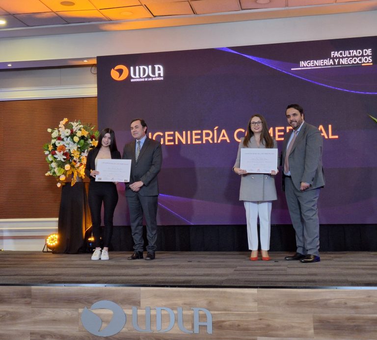 UDLA celebra a sus graduados de carreras en modalidad presencial y online de la Facultad de Ingeniería y Negocios
