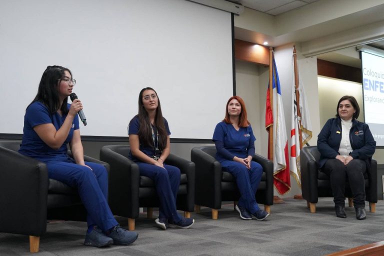 Escuela de Enfermería realiza coloquio introductorio a estudiantes de primer año