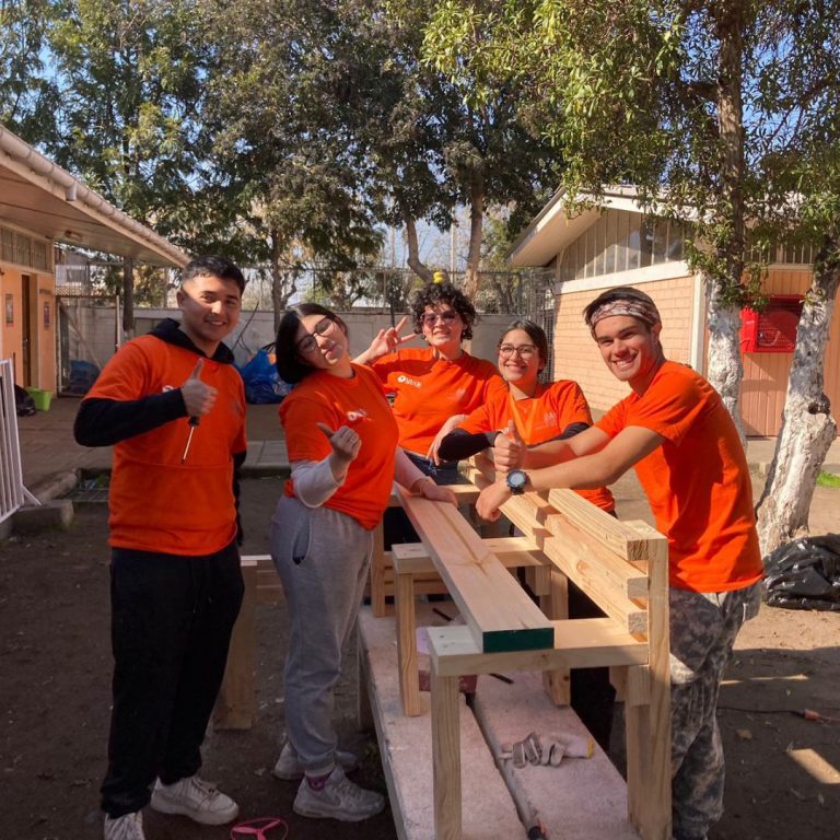 Voluntarias y voluntarios de Sede Santiago realizan trabajos de construcción y reciclaje en Colegio Carol Urzúa de Melipilla