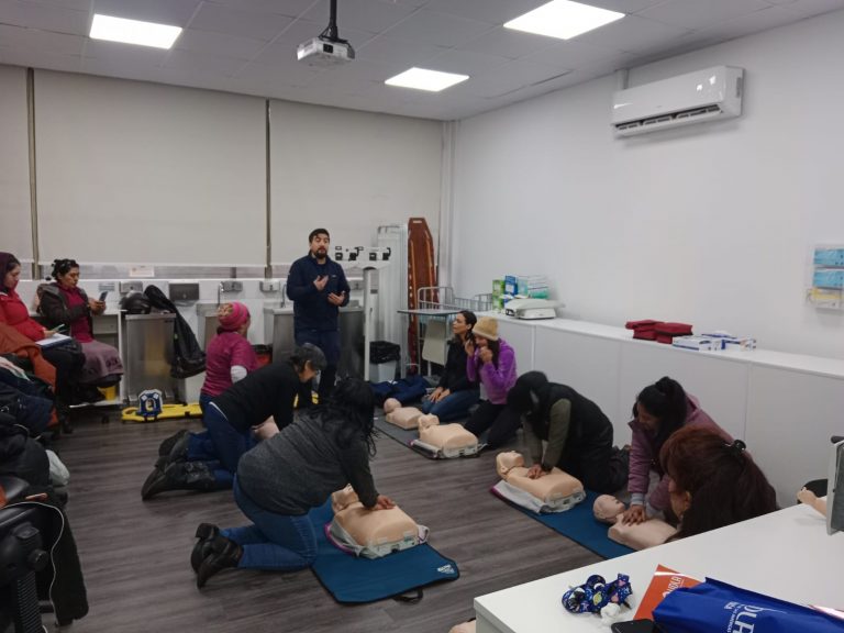 Escuela de Enfermería realiza curso de primeros auxilios dirigido a jefas de hogar en Concepción