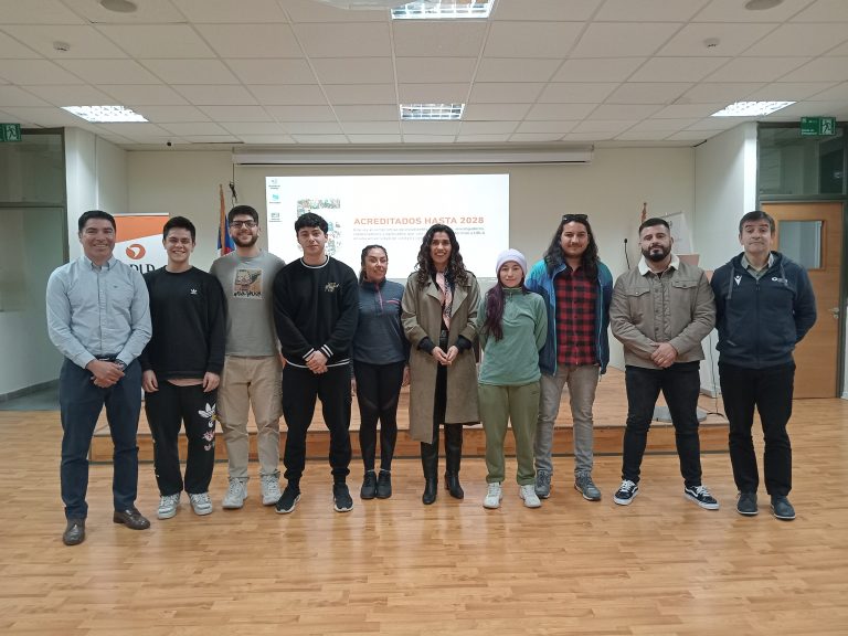 Carrera de Licenciatura en Ciencias de la Actividad Física convocó a egresados a conversatorio sobre experiencias de preparación física en deportistas nacionales