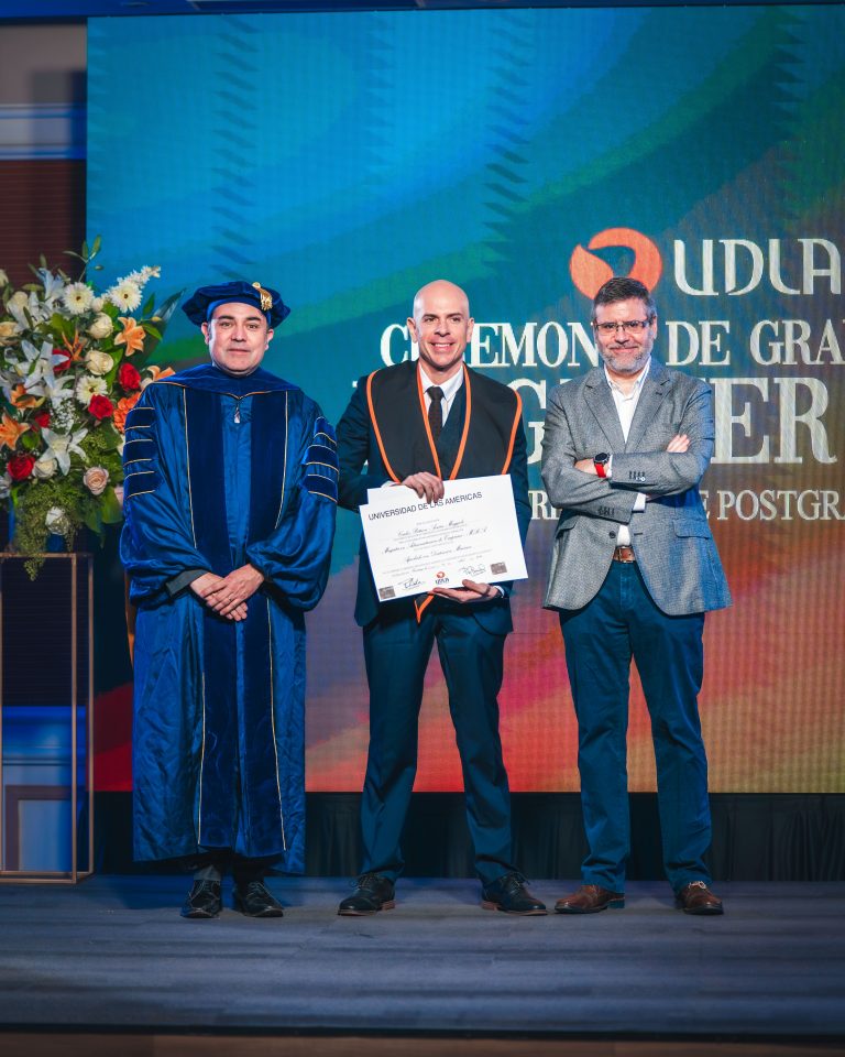 Facultad de Ingeniería y Negocios de UDLA marca un hito con la entrega de títulos a su primera generación del MBA