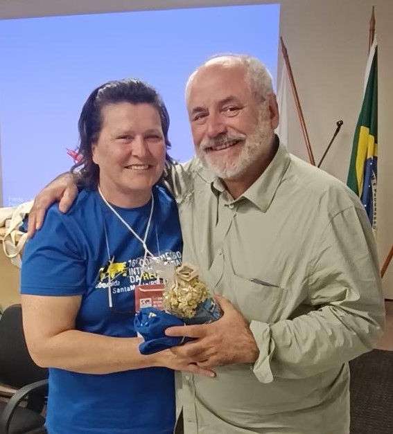 Director del Departamento de Salud y Desarrollo Comunitario recibe reconocimiento internacional por su aporte a la educación en salud