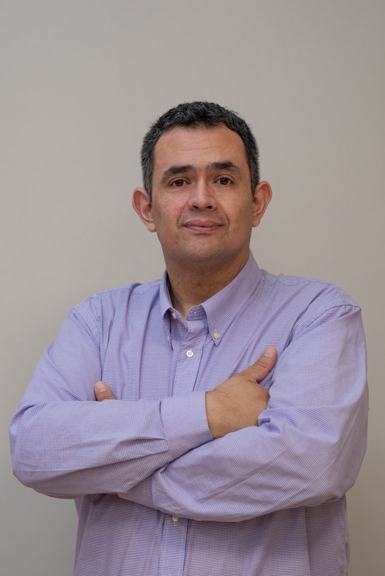 Académico del Magíster en Educación con mención en Innovación para el Aprendizaje expone póster científico en reconocida universidad española