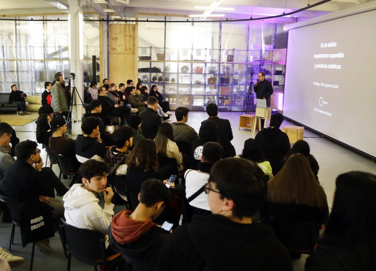 Arquitecto brasileño presenta libro sobre arquitectura expandida y prácticas artísticas en el Galpón UDLA