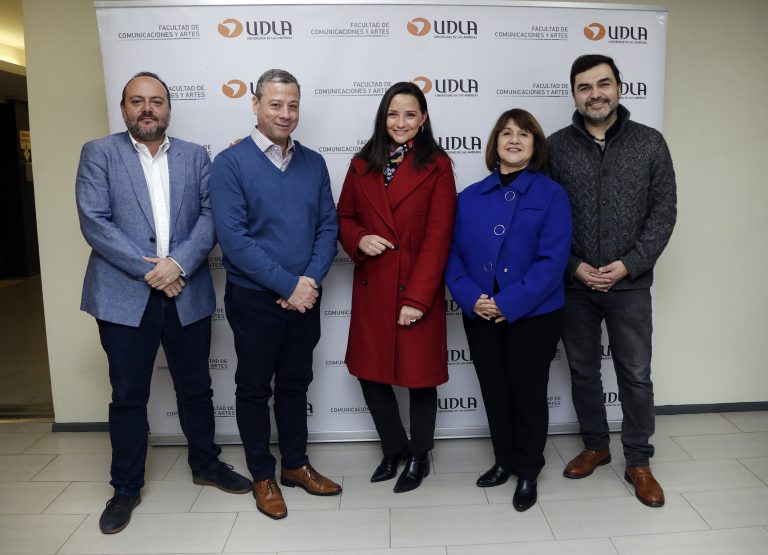 Andrea Arístegui y Gonzalo Montaner presentan a estudiantes de periodismo el documental «Miradas perdidas» sobre la cobertura de la guerra en Ucrania