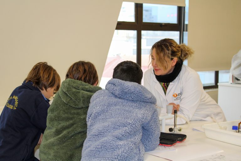 Estudiantes de colegio de San Miguel visitan los laboratorios de Química y Biología del Campus Santiago Centro
