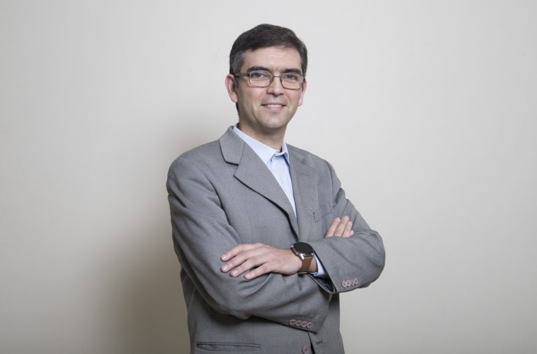 Académico de la Escuela de Ingeniería expone sobre transformación digital en la educación superior en congreso de España