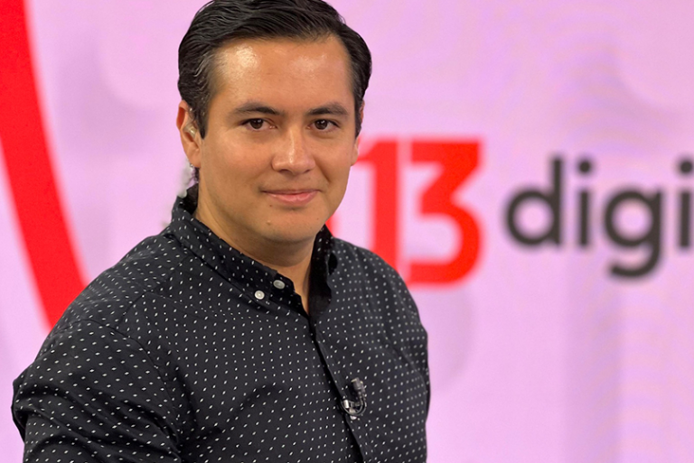 Egresado de Periodismo se destaca como editor de redes sociales del noticiero T13: “UDLA me formó un carácter laboral transversal, autónomo e integral”