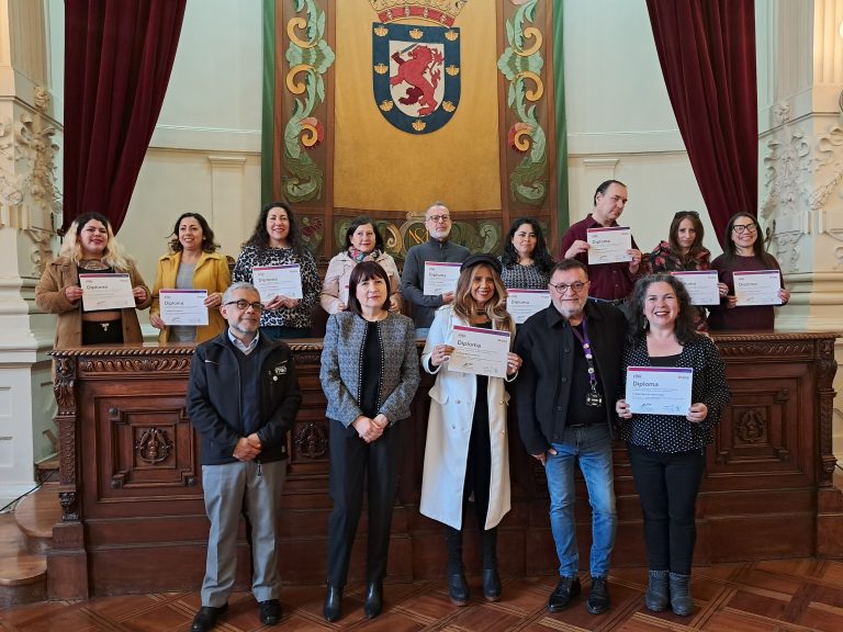 Escuela de Ingeniería Comercial y Municipalidad de Santiago celebran ceremonia de clausura de talleres de marketing y educación financiera