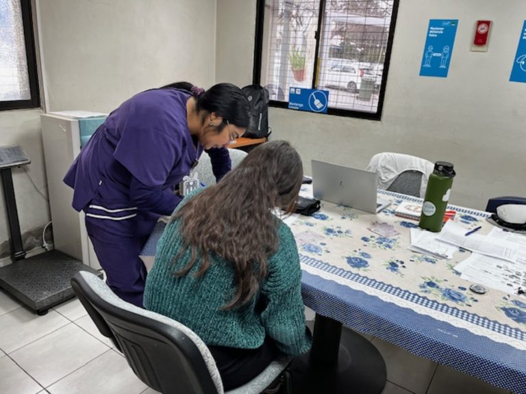 Estudiantes de Nutrición y Dietética realizan operativo nutricional en la Tesorería Regional de Maipú