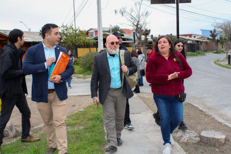 Académico estadounidense comparte experiencias en encuentro territorial en la comuna de Maipú