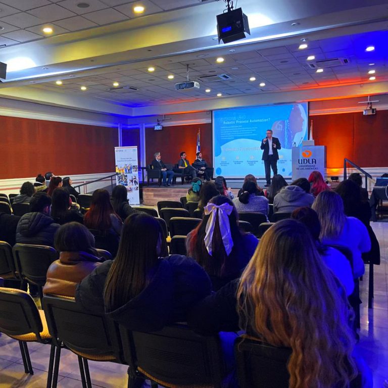 Seminario de Inteligencia Artificial en Aula Magna UDLA demostró sus beneficios en distintas carreras profesionales